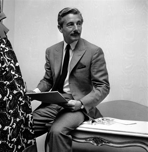 Oleg Cassini .